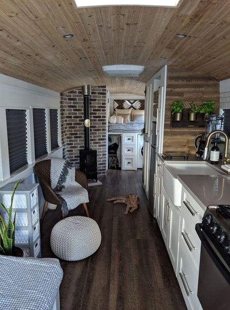 Couple turned an old school bus into a cozy home on wheels - Living in a shoebox Bus Remodel, School Bus Tiny House, School Bus Camper, School Bus House, Old School Bus, Bus Living, Bus House, Home On Wheels, Camper Living