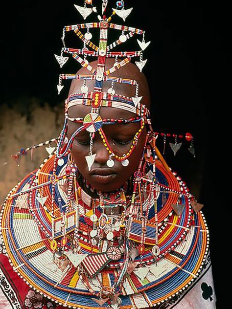 Maasai Wedding In Kenya In a Maasai wedding, the bride is required to wear a bold and colorful necklace made of beads and shells. On the night of the wedding, a party called the "kupamba" takes place. During this party, the bride is allowed to take off her veil and show her hairstyle and jewels. Afrikaanse Kunst, Body Modification, Art Africain, We Are The World, Maasai, African Jewelry, African Culture, People Of The World, African Beauty