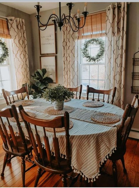 Old School Home Decor, Antique Dining Table Decor, Aesthetic Dinning Rooms, Homestead Dining Room, Homey Dining Room Ideas, Empty Closet Space Ideas, Vintage Country Dining Room, Old Country Home Aesthetic, Southern Rustic Home Decor