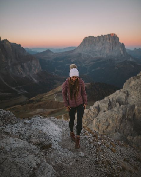 #Hiking the #Dolomites in #Italy — Andrea Ference via @onreact Wander Outfits, Lake Tahoe Hiking, Friday Wear, Wander Outfit, Climbing Outfit Woman, Climbing Outfits, Cute Hiking Outfit, Hiking Outfit Spring, Hiking Photography