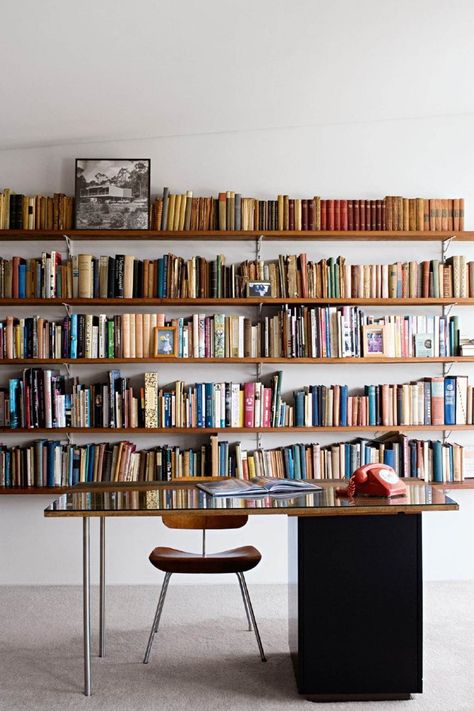 House Libraries, Modern Family House, Beautiful Bookshelf, Library Wall, Eclectic House, Home Libraries, Beautiful Spaces, A Desk, Mid Century Modern House