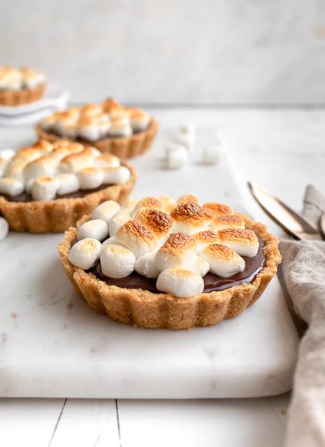 Fall Tartlets, Tartlet Recipes, Smores Pies Mini, Smore Tarts, Marshmallow Dessert, S’mores Tart, Smores Tart, Mini Tart Recipes, Easy Smores