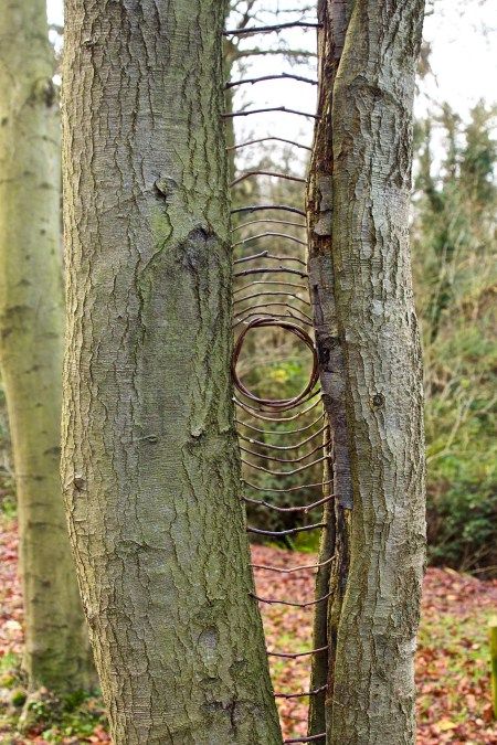 Stick Sculpture Nature, Art In The Woods, Nature Art Sculpture, Landart Ideas, Natural Garden Paths, Land Art Ideas, Art Made From Nature, Structures In Nature, Stick Aesthetic