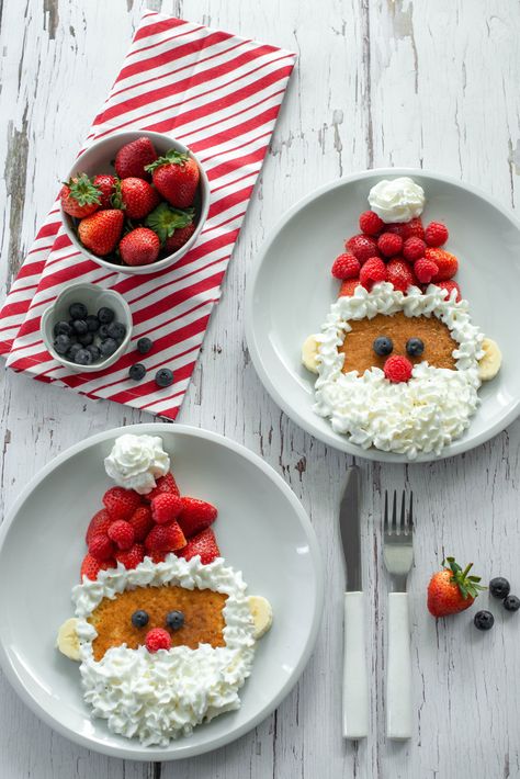 Santa Claus Pancakes, Christmas Pankaces Ideas, Christmas Lunch Ideas For Kids, Recipes With Coffee, Santa Pancakes, Pancakes With Strawberries, Party Planning Food, Tree Colour, Santa Claus Parade