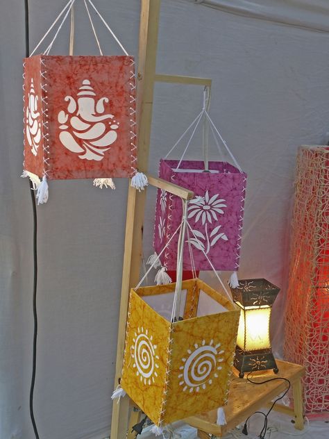 Flower Crafts Diy, Diy Diwali Lanterns, Homemade Lanterns, Diwali Lantern, Lantern Craft, Crafts Diy Projects, Diy Diwali Decorations, Paper Craft Ideas, Diwali Craft