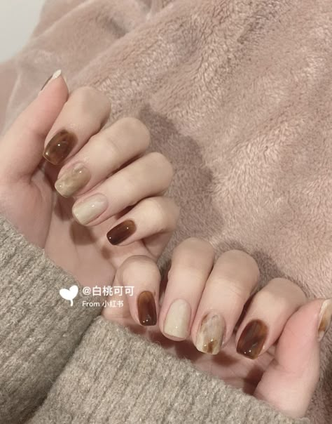 Nail Art Simple Elegant Classy Brown, Simple Nails Brown, Nail Art Cream, Cafe Nails, Cream And Brown Nails, Brown And Cream Nails, Nail Art Marble, Nail Art Brown, Brown Marble Nails