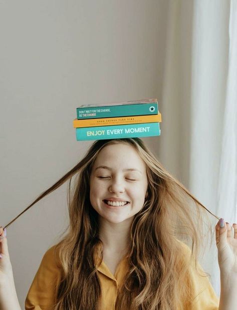 Photography Poses With Books, Poses With Books, Book Girl Aesthetic, Book Photography Instagram, Blond Girl, Business Photoshoot, Branding Photoshoot Inspiration, Shotting Photo, Creative Portrait Photography