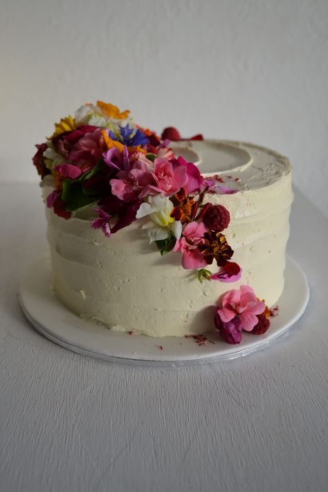 Flower Cake Inspiration, White Cake With Edible Flowers, One Layer Cake With Flowers, Flower Cake Real Flowers, Real Flowers Cake Decorating, Edible Flower Birthday Cake, Edible Floral Cake, Cake Decor Flowers, Diy Cake With Flowers