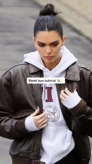 Kendall Jenner Bun, Slick Back Bun Hairstyles, Slick Back Bun Natural Hair, Sleek Bun Hairstyles, Slick Bun, Stile Kylie Jenner, Easy Updo, Hair Bun Tutorial, Sleek Bun