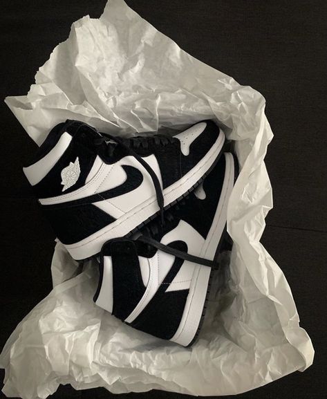 Jordan 1 Panda, Cochella Outfits, Jordans 1, Yeezy Outfit, Cheap Jordan, Dr Shoes, Jordan Shoes Girls, Custom Nike Shoes, Shoes Sneakers Jordans