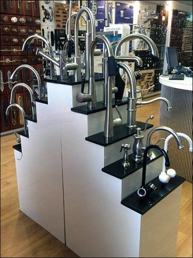 Plumbing Display Ideas, Sanitary Showroom Display, Sanitary Showroom Interiors, Tiles Showroom Display Ideas, Sanitary Showroom, Interior Shop Display, Island Display, Store Display Design, Small Bathroom Inspiration