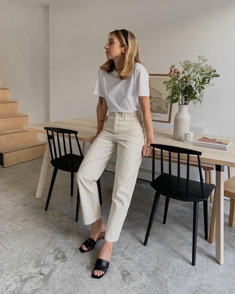 Brittany Bathgate, Minimalist Moda, Neutral Capsule Wardrobe, Off White Jeans, Looks Jeans, Beige Jeans, Look Jean, White Jeans Outfit, 여름 스타일