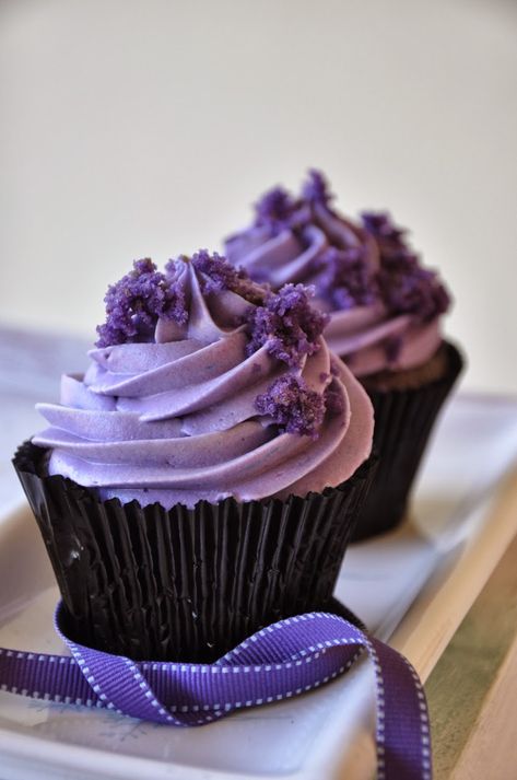 Purple Velvet Cake | Purple Velvet cupcakes are the new "red velvet cupcakes". Order them ... Purple Velvet Cupcakes, Purple Velvet Cakes, Purple Desserts, Purple Cupcakes, Purple Food, Wedding Cake Roses, Purple Cakes, Velvet Cupcakes, Red Velvet Cupcakes