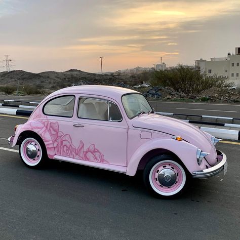 Pink Volts Wagon Beetle, Pastel Beetle Car, Beetle Car Volkswagen, Pink Volkswagen Beetle, Pink Beetle, Pink Cars, Vw Classic, Car Deco, Beetle Car