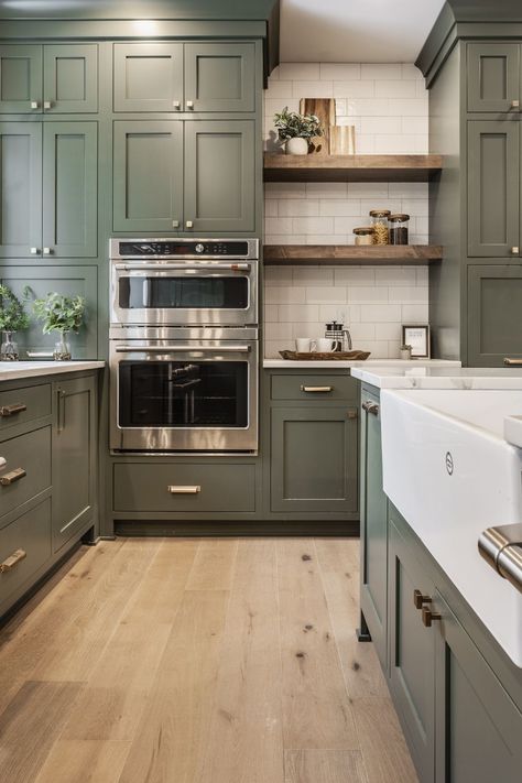 Olive Green Kitchen, Model Dapur, Sage Green Kitchen, Kabinet Dapur, Green Kitchen Cabinets, Shaker Style Kitchens, Green Cabinets, Kitchen Farmhouse, Kitchen Cabinet Colors