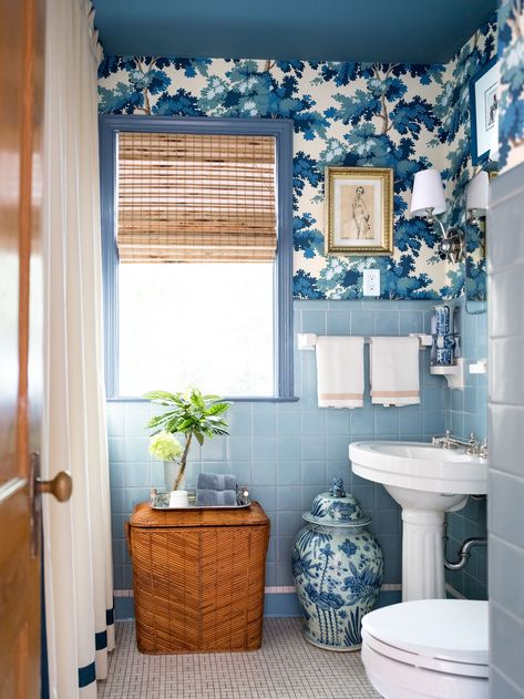 28 Bathroom Wallpaper Ideas That Will Inspire You to be Bold