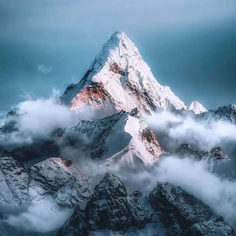 Woorld Explorer 🌎 en Instagram: “📍Swiss 🇨🇭😍 👉@woorld.explorer 👈 . . . . Siga 😆👉@woorld.explorer . . . . #swiss #switzerland #swissalps #swissmountains #swiss🇨🇭 #natureza…” Ama Dablam, Himalayas Nepal, Tempo Traveller, Himalayas Mountain, Class Photo, Explore World, Everest Base Camp Trek, Everest Base Camp, Sai Baba Photos