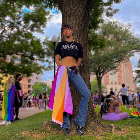 pride || pride fit || lesbian fashion || lowrise jeans || dc pride || summer pride outfit Grunge Pride Outfit, Pride Lesbian Outfit, Pride Outfit Ideas Aesthetic, Pride Week Outfit, Summer Pride Outfit, Femme Pride Outfit, Pride Outfits Aesthetic, Pride March Outfits, Nyc Pride Outfit