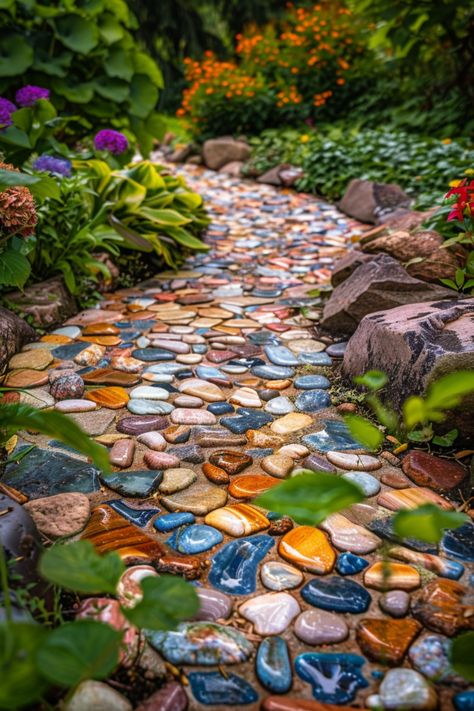 Diy Mosaic Garden Path, Vintage Outside Decor, Rock Flower Path, Rock Pathways Walkways, Creative Garden Paths Walkway Ideas, Creative Rock Garden Ideas, Boho Pathway, Pebble Pathway Ideas, Garden Pathways Diy Cheap