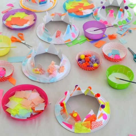 Paper plates are cut into crowns for children to collage into party hats. Paper Plate Hats For Kids, Creative Hats For Kids, Paper Plate Hats, Party Hat Craft, Preschool Hat, Silly Hats, Crazy Hats, Art Bar, Birthday Party Hats