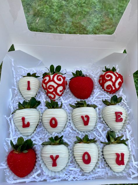 Vday Strawberries, I Love You Chocolate Strawberries, Valentines Day Edible Gifts, Chocolate Covered Strawberries Ideas For Boyfriend, Edible Valentine's Day Gifts, Valentine’s Day Strawberries For Him, Valentine Treat Boxes Ideas Sweets, Valentine’s Day Sweet Boxes, Heart Box Strawberries