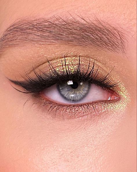 Glamour Makeup Green Eyes, Soft Glam Makeup Brown Eyes Gold, Golden Makeup Look For Blue Eyes, Gold Makeup Looks For Blue Eyes, Light Golden Makeup Look, Makeup Looks For Gold Outfits, Golden Makeup Blue Eyes, Gold Subtle Eye Makeup, Gold Inspired Makeup Looks