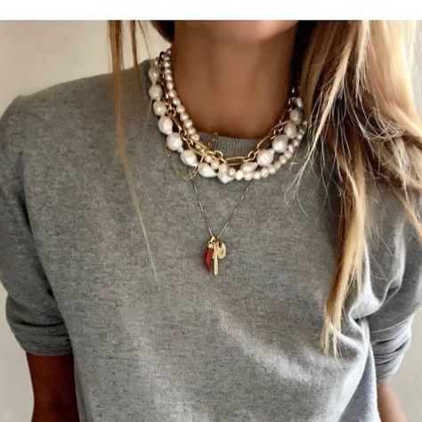 Perl Neckles Outfit, Outfit With Jewelry Ideas, Outfit Jewelry Style, Pearl Necklaces Layered, How To Style A Pearl Necklace, Pearl Necklace Casual Outfit, Jewelry Fashion Trends 2024, 2024 Necklace Trend, Casual Pearl Necklace Outfit