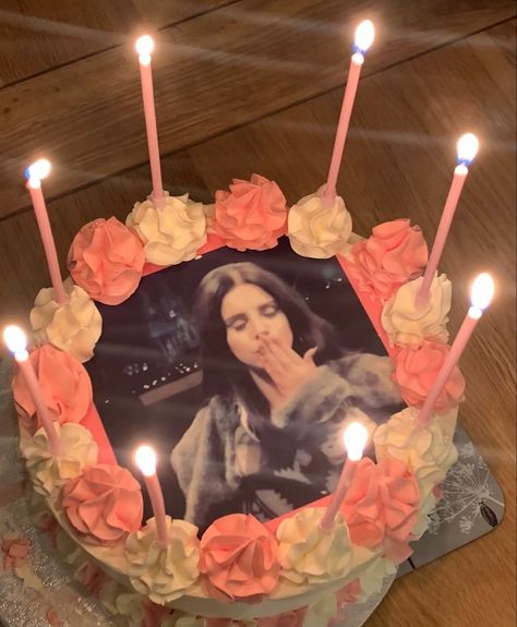 Lana Del Rey Cake Birthday, Lana Del Rey Birthday Cake, Lana Del Rey Cake, Bolo Taylor Swift, Unicorn Poop Cookies, Vintage Birthday Cakes, 13 Birthday Cake, Birthday Party Theme Decorations, Pretty Birthday Cakes