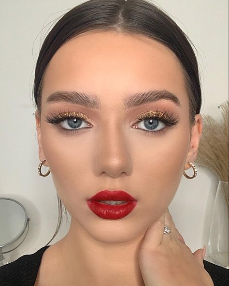 Eyeshadow Red Lips, Holiday Photo Makeup, Makeup Looks For Christmas Party, Simple Christmas Makeup Natural, Christmas Makeup Natural, Red Lip Makeup Look Glam, Holiday Makeup Looks Christmas Simple, Gold And Red Makeup Looks, Christmas Party Eye Makeup