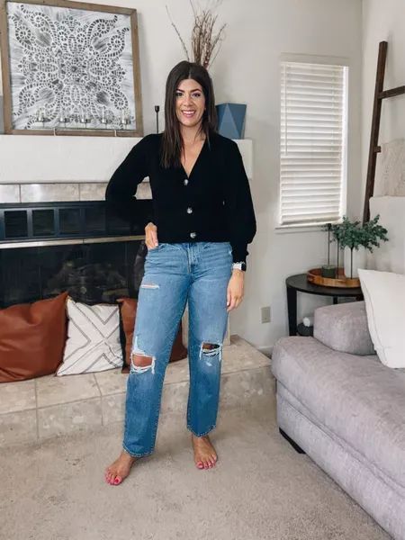 Styling A Cropped Sweater, Jeans Black Cardigan Outfit, Cardigan Jeans Outfit Casual, Emerald Cardigan Outfit, Button Down Shirt With Cardigan Outfit, Cardigan As Top Outfit, Mom Cardigan Outfits, Cropped V Neck Cardigan Outfit, White Shirt With Cardigan Outfit