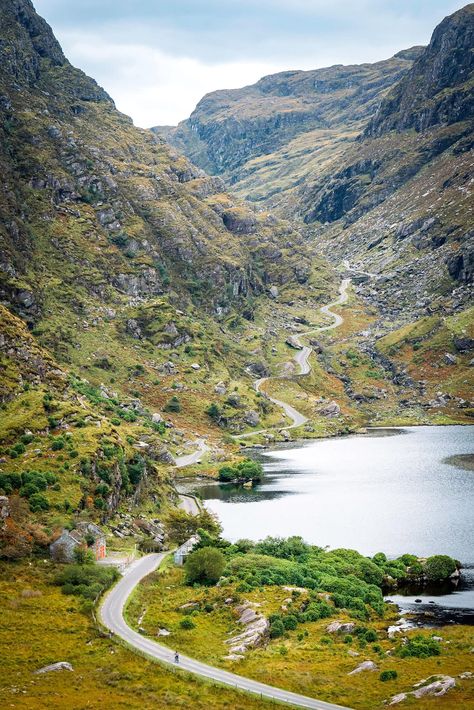 Gap Of Dunloe Walk! Killarney National Park, Ireland: Exploring Mountains, Lakes, and Castles! Click here to find out more #Killarney #NationalPark #Ireland #Europe #Adventure #Travel Gap Of Dunloe, Driving In Ireland, Killarney Ireland, Ireland Road Trip, Ireland Travel Guide, Visit Ireland, Killarney, Car Driving, Emerald Isle