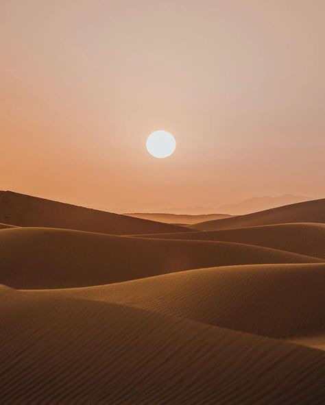 Golden hour...✨🌙 glowing desert layers as we watched the sun slowly rise & the sand start to sparkle. ✨ Aesthetic Desert, Sand Game, Desert Aesthetic, Game Aesthetic, Wallpaper Estetika, Royalty Aesthetic, Beige Aesthetic, Brown Aesthetic, In The Desert