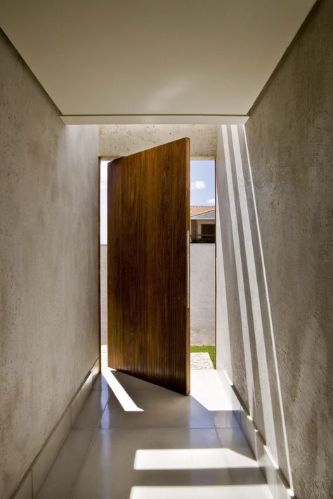 Pivot door Pivot Doors Detail, Pivot Doors Entry, Simple House Exterior, Casa Cook, Pivot Door, Gorgeous Doors, Pivot Doors, Open Door, Facade House