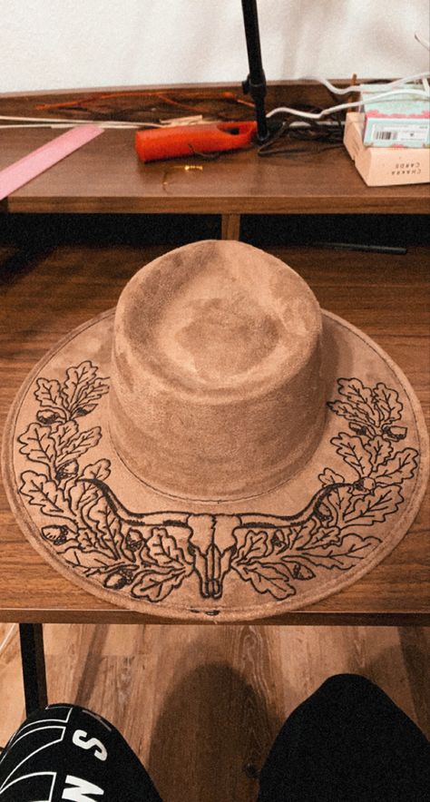 Burning Designs On Hats, Hat Brim Design, Wood Burning Hat Ideas, Pyrography On Felt Hat, Hand Burned Felt Hats, Felt Burned Hats, Cowboy Hat Burning, Burn Cowboy Hat, Burned Cowboy Hat Designs