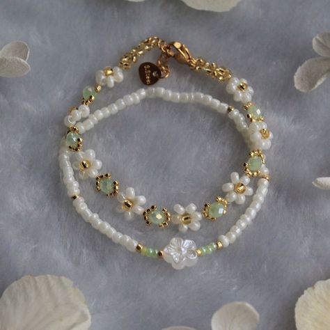 Green Glass Bead Bracelet, Spring Beaded Bracelets, Bracelet Set Ideas, Cute Beaded Jewelry, Daisy Gifts, Aesthetic Beaded Jewelry, Cute Beaded Bracelets, Beads Packaging, Jewllery Ideas