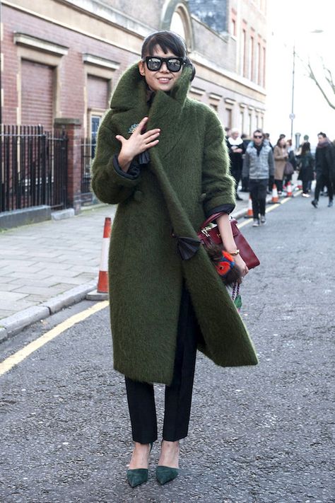 street style // mirrored sunglasses, oversized green coat, cropped black jeans and suede green pumps Pijamas Women, London Fashion Weeks, Walking Down The Street, Coat Outfit, Moda Chic, Cooler Look, Looks Street Style, Wear Green, Green Coat