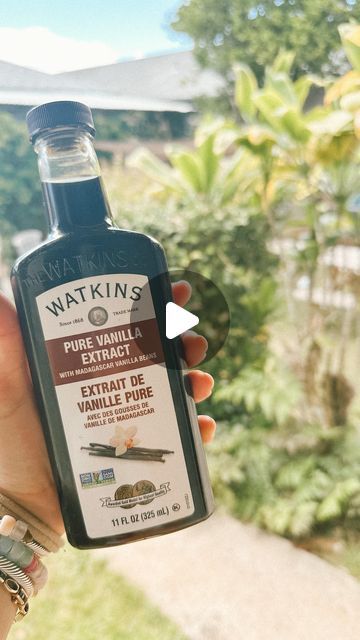 lauren kissee | motherhood & wellness on Instagram: "I’m telling you, it works!! Just make sure you are using pure vanilla extract with nothing extra in it. 👌🏼 Either put some on a cotton round or paper towel and apply anywhere you get bug bites!! I apply it 2x a day. Let me know if it works for you!!! #naturalbugrepellent #bugrepellent #mosquitobites #mosquitorepellent #crunchymom #crunchymama" Vanilla Extract Insect Repellent, Mosquito Repellent Vanilla Extract, Diy Vanilla Mosquito Repellent, Vanilla Extract Bug Spray Recipe, Vanilla Bug Repellent, Vanilla Extract Mosquito Repellant, Vanilla Bug Spray Recipe, Vanilla Mosquito Repellant, Vanilla Extract Bug Repellent