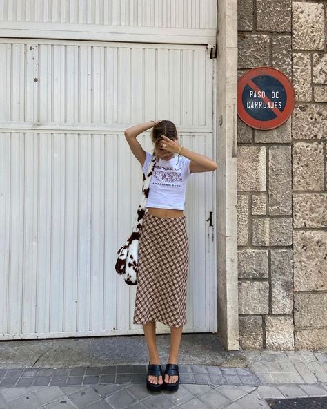 Japan Fashion Summer, Midi Skirt Outfit Aesthetic, Gingham Skirt Outfit, Bangkok Outfit, Midi Skirt Y2k, Skirt Outfits Aesthetic, Rok Midi, Gingham Outfit, Midi Outfits