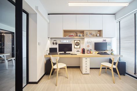 The study room, converted from a spare bedroom, boasts of customised his-and-hers workstations. Design by D5 Studio | www.lookboxliving.com.sg Minimalist Study Room Design, Minimalist Study Room, Room Ideas Study, Scandinavian Study Room, Muji Style Interior, Room Decor Study, Decor Study Room, Studying Room, Study Room Ideas