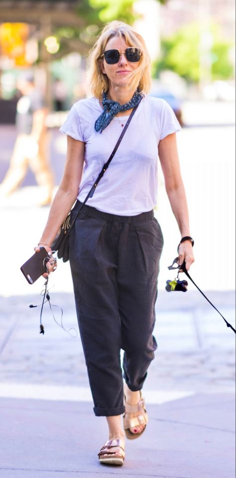 Naomi Watts Street Style Naomi Anwer Style, Naomi Watts Outfits, Celebrity Street Style 2023, Naomi Watts Fashion, Naomi Watts Street Style, Naomi Watts Style, Naomi Watts Hair 2022, Naomi Watts Street Style 2022, Chic Pants