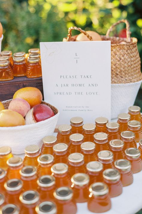 Honey Party Favors, Fall Wedding Table Decor, Fall Wedding Favors, Boho Wedding Favours, Summer Wedding Favors, Cottagecore Wedding, Honey Favors, Fall Wedding Tables, Wedding Favor Table