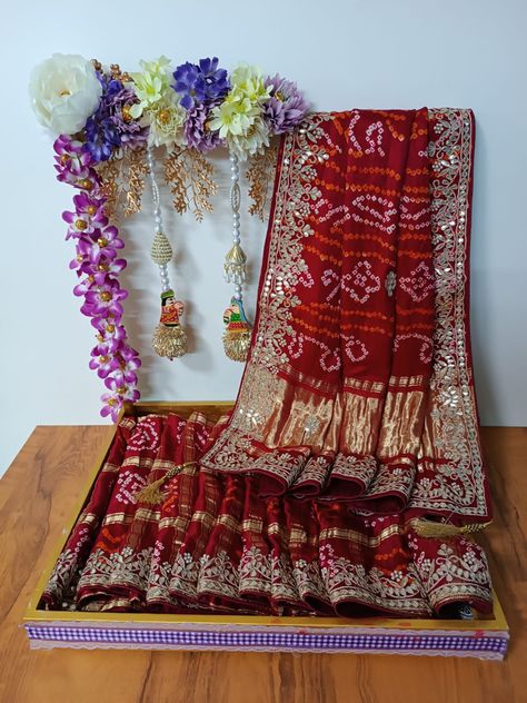 Saree Hamper Decoration, Lehenga Decoration Tray, Marriage Chaab Decoration, Mameru Decoration Chhab, Saree Plate Decoration, Sadi Decoration Ideas, Sari Decoration Ideas, Chhab Decoration Indian, Chaab Decoration Ideas Wedding