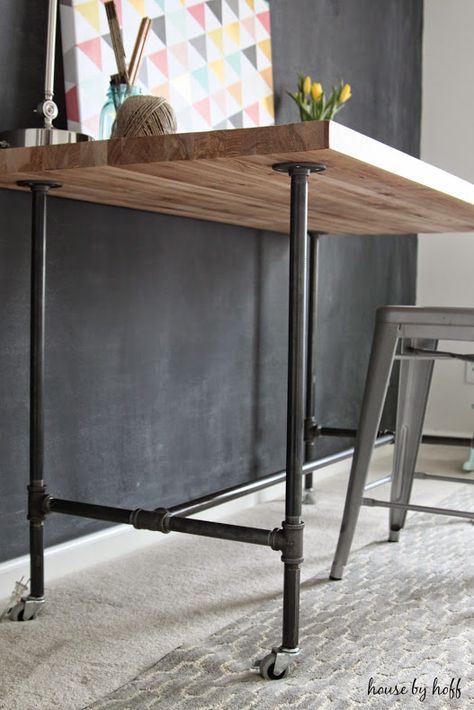 DIY Piping Table via House by Hoff Love that it's on wheels! DIY seems easy to actually do. Meja Industrial, Diy Butcher Block, Building A Workbench, Industrial Diy, Desk Diy, Pipe Table, Butcher Blocks, Diy Pipe, Pipe Furniture