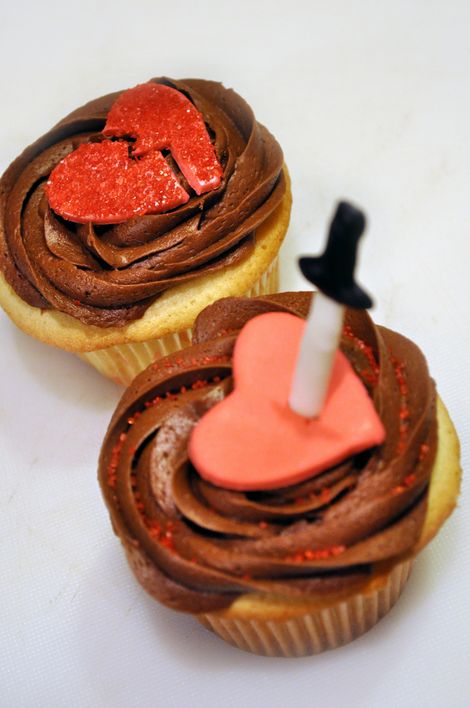 Anti-Valentine's Day Baking Ideas Hate Valentines Day, Moist Yellow Cakes, Valentines For Singles, Valentinstag Party, Valentine Day Cupcakes, Heart Cupcakes, Anti Valentines, Valentines Cupcakes, Anti Valentines Day