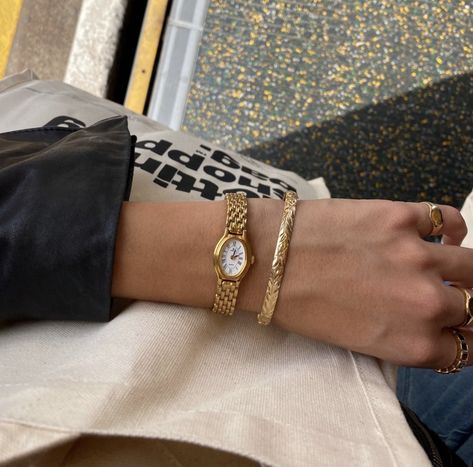 Gold Watches For Women, Gold Watches, Bracelet Wrist, Watch Luxury, Watches For Women, Dope Jewelry, Classy Jewelry, Jewelry Essentials, Vintage Bracelet