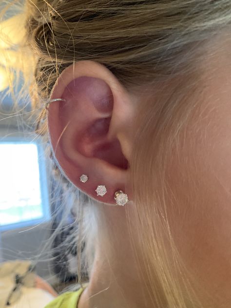 3 Hole Ear Piercing Ideas, Four Ear Piercings Lobe, Triple Ear Piercing, Triple Lobe, 3 Ear Piercings, Three Ear Piercings, Upper Ear Piercing, Stretched Ear Lobes, Ear Piercings Chart