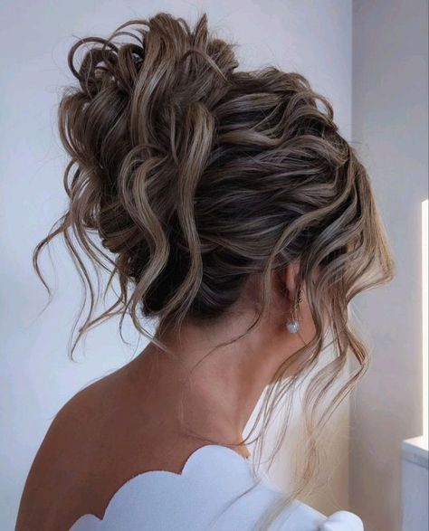 Bun Upstyle Wedding, Formal Updos High Bun, Hairstyles Wedding High Bun, Bridesmaid Updo High Ponytail, High Messy Bridal Updo, Curly High Bun Wedding, Messy High Updo Wedding, High Textured Bun, Bridesmaid Hairstyles Updo High Bun