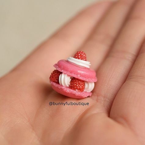 Clay Macaron, French Macaron, Cardboard Box Crafts, Pink Raspberry, Cute Polymer Clay, Polymer Clay Charms, Polymer Clay Projects, Resin Charms, Clay Charms