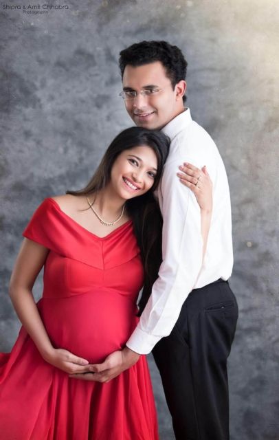 Couple Poses For Maternity Photoshoot, Pose For Maternity Shoot, Maternity Shoot For Couples, Pose For Maternity Photos, Cute Maternity Poses For Couples, Srimantham Photo Poses, Metarnity Photoshoot Indoor, Self Maternity Photo Shoot Ideas, Poses Maternity Photography