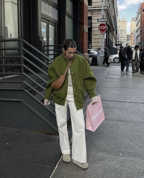 Light Green Jacket Outfit, Spring Jackets For Women 2024, Birkenstock Outfit Ideas, Cold Spring Day Outfit, Olive Jacket Outfit, Sage Outfits, Women Birkenstock, Birkenstock Boston Outfit, Green Jacket Outfit